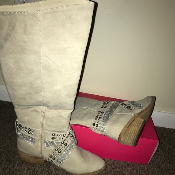 Cream boots - Picture 1 of 6